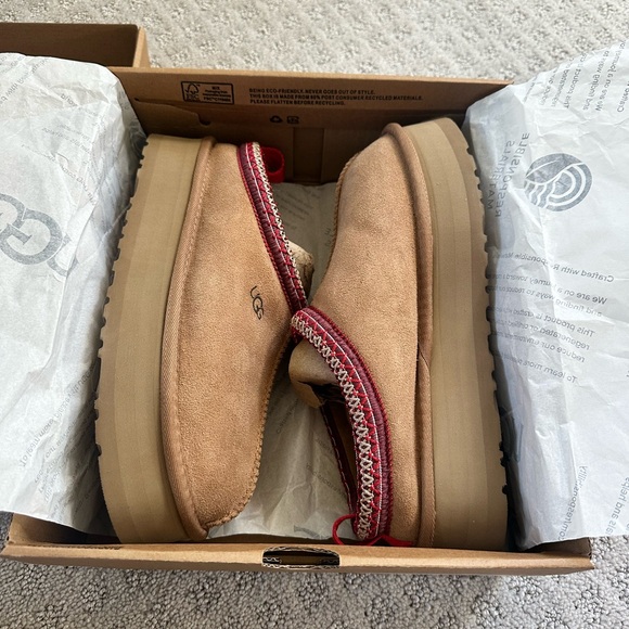 ***NEW***Ugg Tazz platform women’s size 8. - Picture 10 of 12